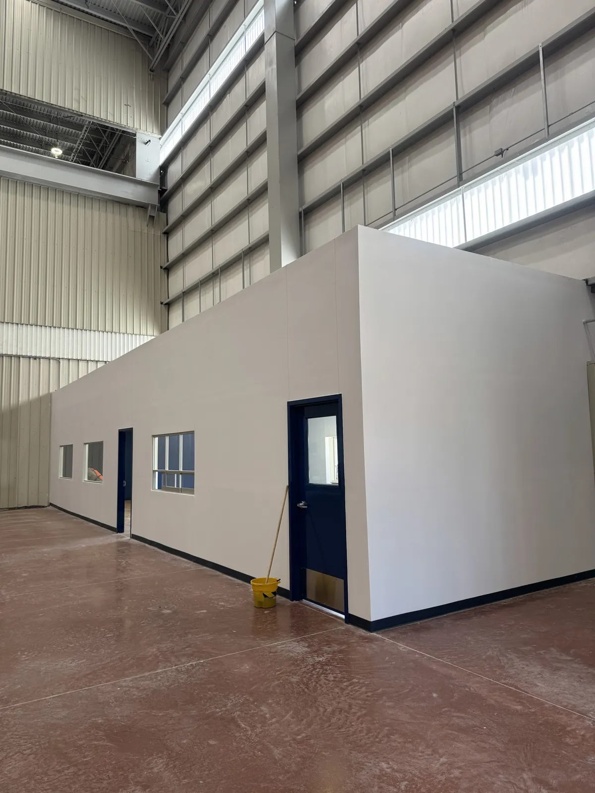 Oficinas construidas dentro de nave industrial